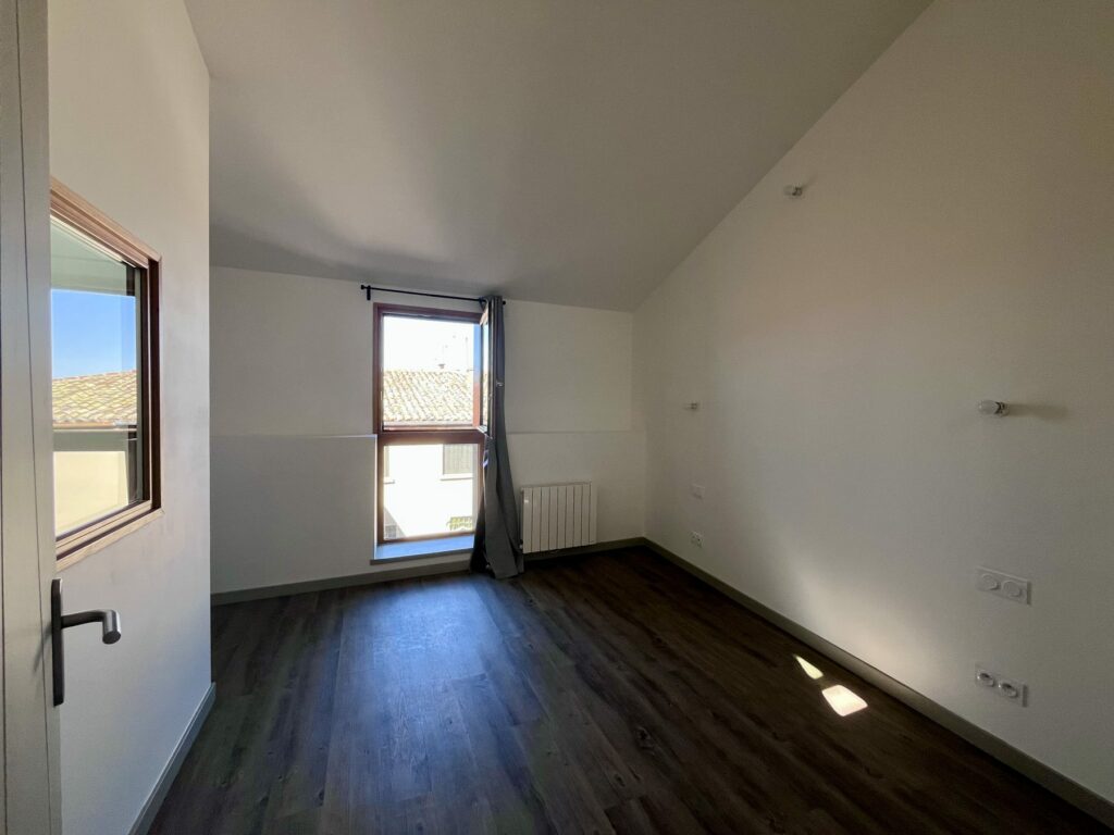 Chambre mansardée d'un T2 à Chabanière