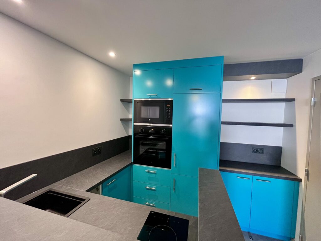 Cuisine bleue d'un T2 créé dans une grange à Chabanière