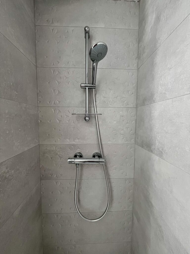 Douche carrelée d'un T2 à Chabanière