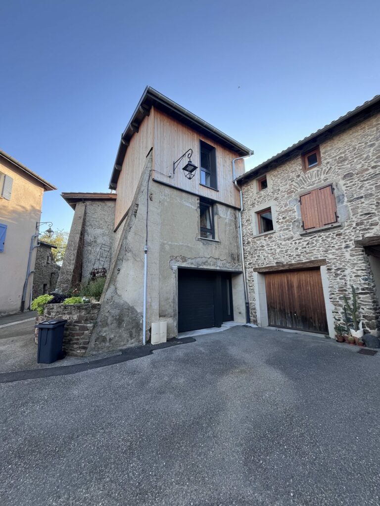 Façade de la grange surélevée et transformée en T2 à Chabanière