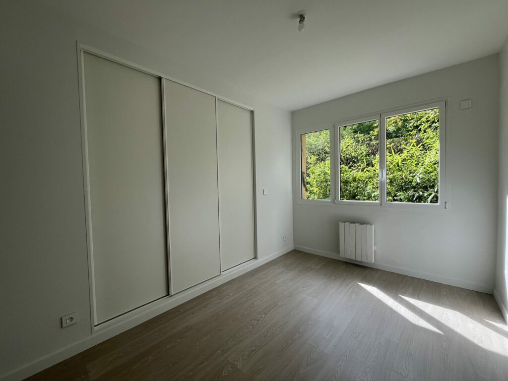 Chambre avec placard d'un T2 à Chaponnay