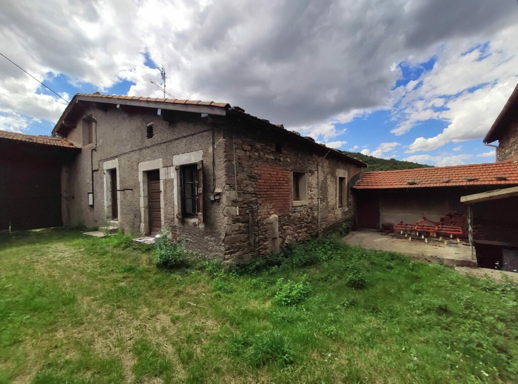 Habitation existante avant rénovation à Sainte-Croix-en-Jarez